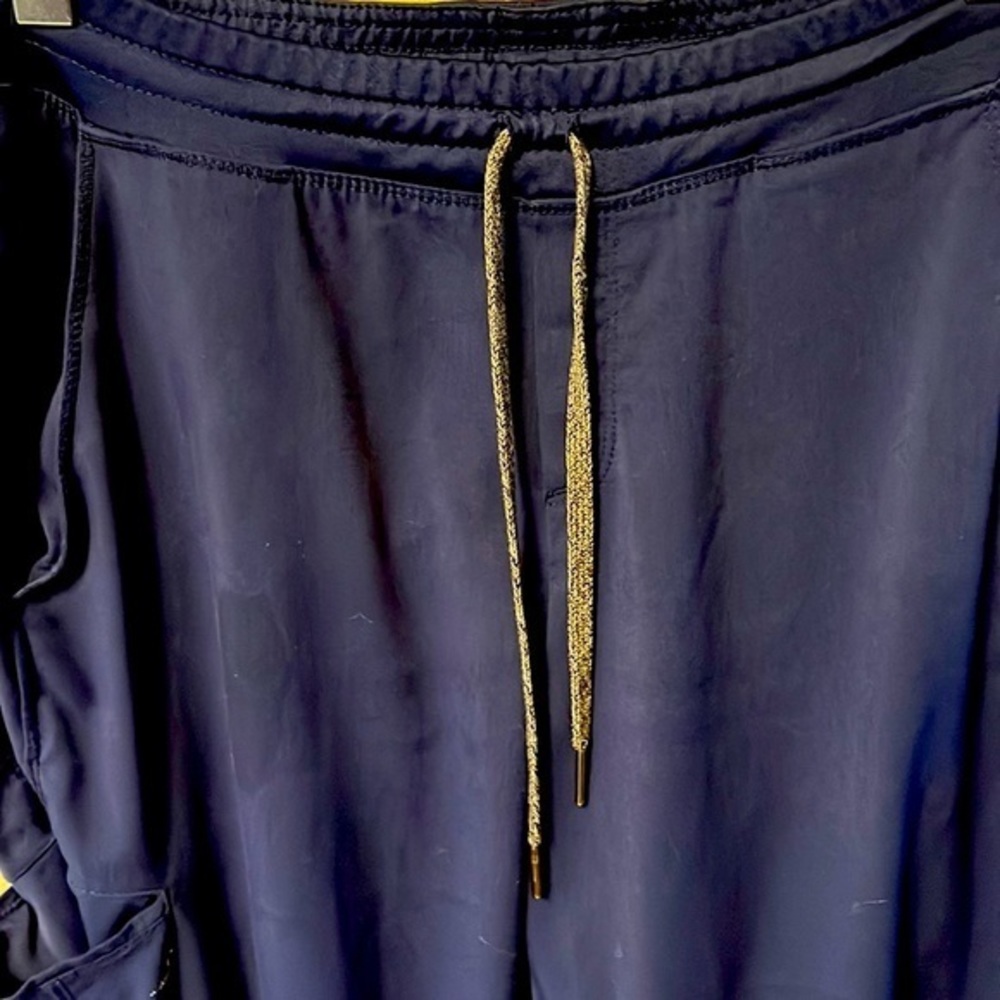 Grey’s Anatomy scrubs. Navy in color. Size Medium‎ Tall. F15.